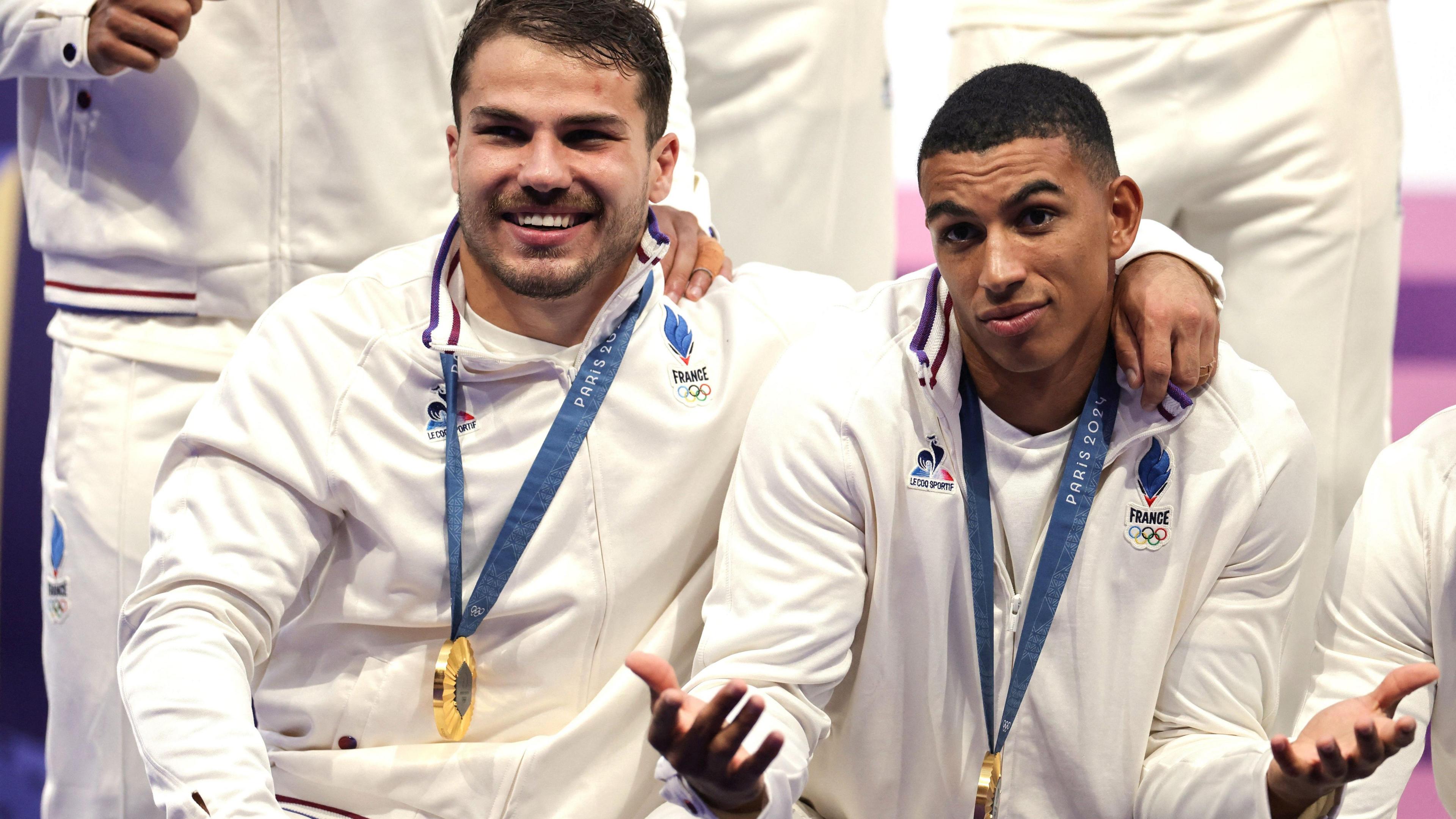 Aaron Grandidier Nkanang junto a Antoine Dupont en el Seven de Francia
